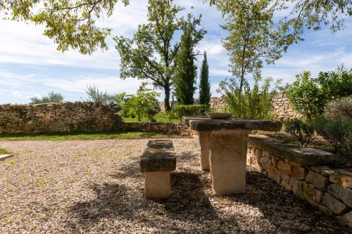 Κήπος έξω από το Beautiful restored farmhouse with private pool and gardens