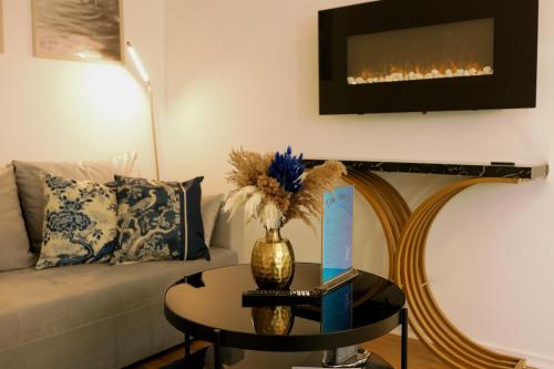 a living room with a couch and a table at Apartment Passau C - Gargen, Stilvoll, Modern & Cozy im Zentrum von Passau in Passau