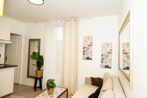 un salon avec un canapé et une fenêtre dans l'établissement Elégant studio stade de France 12 pour 4 personnes, à Saint-Denis