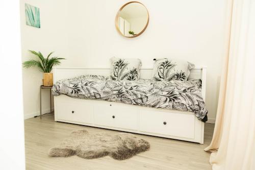 - une chambre avec un lit, un miroir et un tapis dans l'établissement Elégant studio stade de France 12 pour 4 personnes, à Saint-Denis