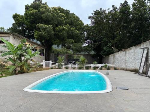 a swimming pool in the middle of a yard at Recanto da Cachoeira RJ in Magé