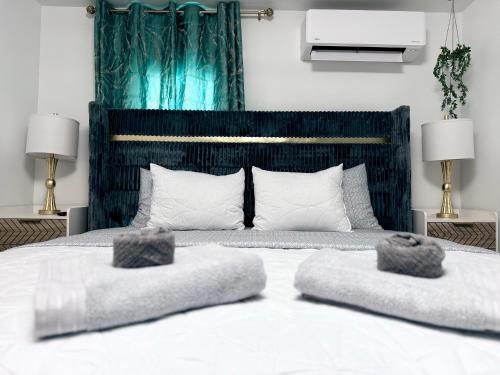 Ένα ή περισσότερα κρεβάτια σε δωμάτιο στο Home away from home