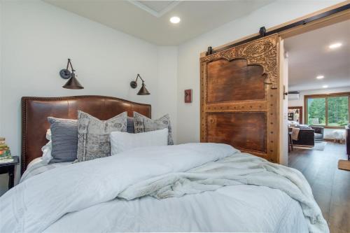 a bedroom with a large bed with a wooden headboard at The Alpenhaus in Packwood