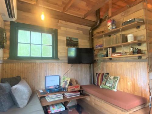 Televisyen dan/atau pusat hiburan di Ohana Cabin