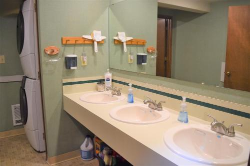 a bathroom with two sinks and a large mirror at The Lodge on Shawnee Trail in Packwood