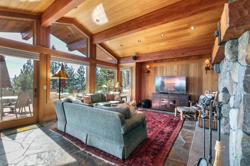 Una sala de estar con un sofá y un televisor. en Clouds Rest in Dollar Point By Tahoe Getaways - Lake views - Hot Tub & Game Room, en Tahoe City
