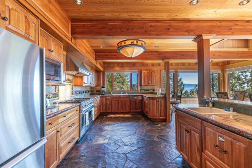 Una cocina o zona de cocina en Clouds Rest in Dollar Point By Tahoe Getaways - Lake views - Hot Tub & Game Room