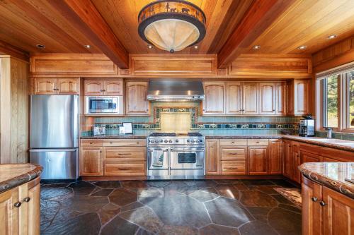 Una cocina o zona de cocina en Clouds Rest in Dollar Point By Tahoe Getaways - Lake views - Hot Tub & Game Room