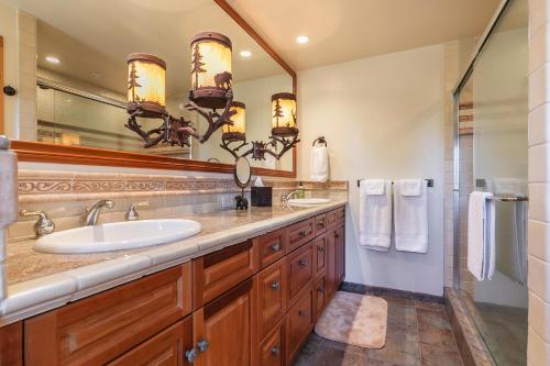 Un baño de Clouds Rest in Dollar Point By Tahoe Getaways - Lake views - Hot Tub & Game Room