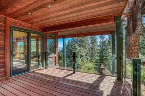 Un balcón o terraza de Clouds Rest in Dollar Point By Tahoe Getaways - Lake views - Hot Tub & Game Room