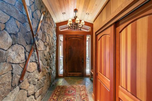 Imagen de la galería de Clouds Rest in Dollar Point By Tahoe Getaways - Lake views - Hot Tub & Game Room, en Tahoe City