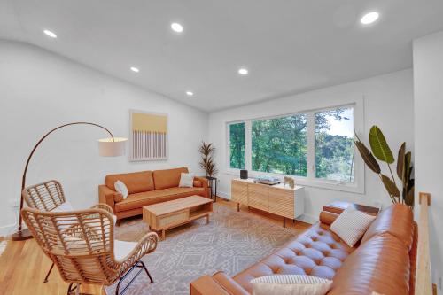 Lake Ariel4BR w lake access, arcade room & hot tub的客厅里有一张沙发和一张桌子。