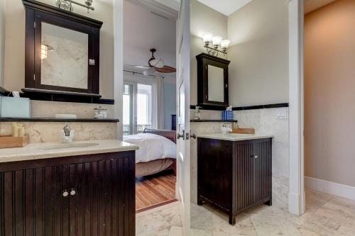 un bagno con lavandino e una camera da letto con un letto di The Chautauqua Gorgeous Direct OCEANFRONT Home 3 Decks Pool Table - Amazing Views a Saint Augustine Beach