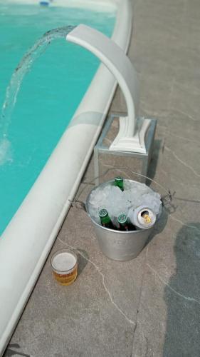 a bucket of water next to a swimming pool at Recanto da Cachoeira RJ in Magé