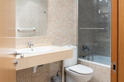 a bathroom with a toilet and a sink and a shower at Con Vistas a la Montaña, Parking y WiFi in El Tarter