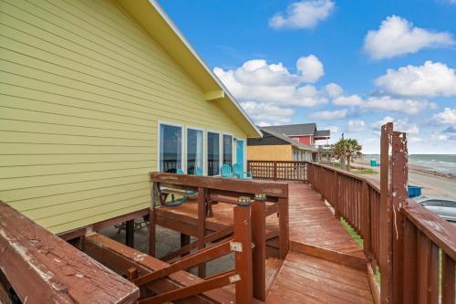 Balkón nebo terasa v ubytování Oceanfront 2BR Cottage w Sunsets Views Comfy and Pet and Family Friendly
