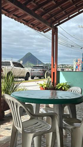 un tavolo e sedie su un patio con tavolo di Pousada e restaurante veredas a Piúma
