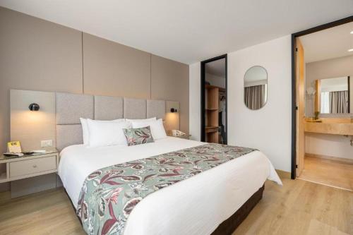 Novelty Suites Hotelにあるベッド