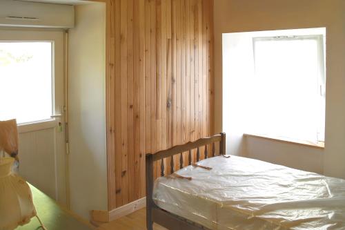 a bedroom with a bed and a window at Maison accueillante à Saint-Gènes-Champespe + Vue sur le lac in Saint-Genès-Champespe