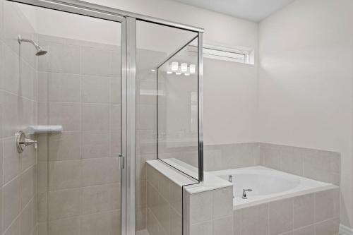 Ένα μπάνιο στο Chic 7Bed with private pool, theme bedrooms