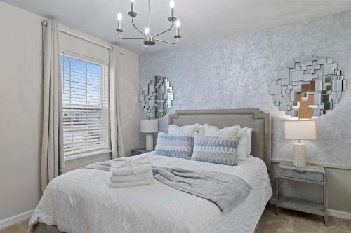 Ένα ή περισσότερα κρεβάτια σε δωμάτιο στο Chic 7Bed with private pool, theme bedrooms
