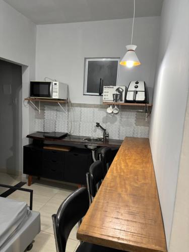 a room with a table and a desk with chairs at Recanto da Cachoeira RJ in Magé