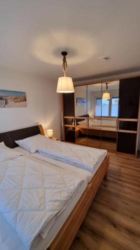 Postel nebo postele na pokoji v ubytování OSTSEE FeWo by Wolf
