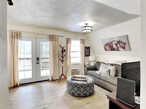 un soggiorno con un divano e una TV di Docs Den a Ruidoso