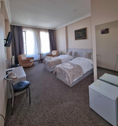 Postel nebo postele na pokoji v ubytování Tbilisi Stay Hotel