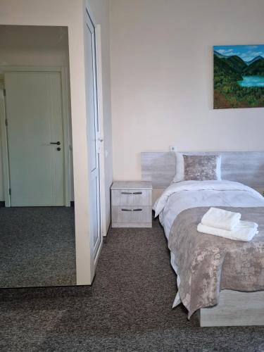 Postel nebo postele na pokoji v ubytování Tbilisi Stay Hotel