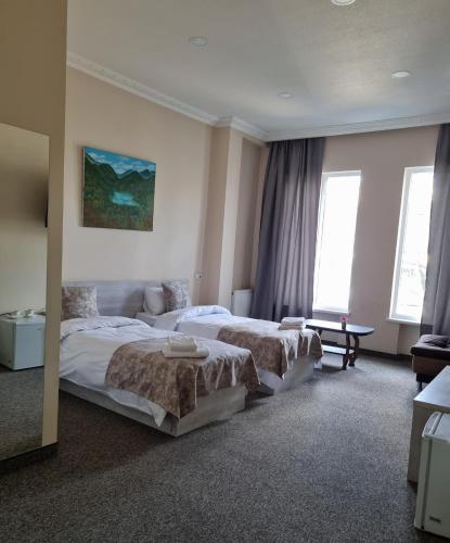 Postel nebo postele na pokoji v ubytování Tbilisi Stay Hotel