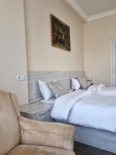 Postel nebo postele na pokoji v ubytování Tbilisi Stay Hotel