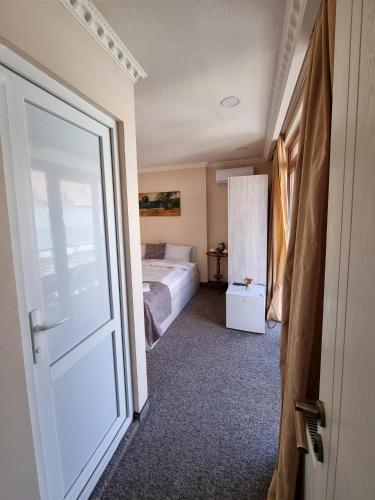 Postel nebo postele na pokoji v ubytování Tbilisi Stay Hotel