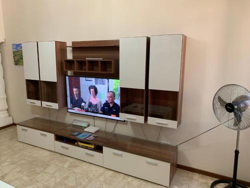 Cloud 9 Residenceにあるテレビまたはエンターテインメントセンター
