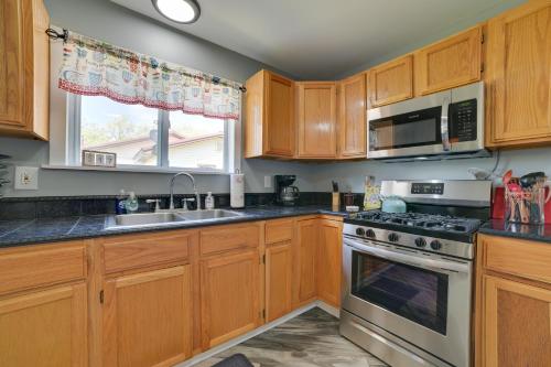 Η κουζίνα ή μικρή κουζίνα στο Pet-Friendly Frederic Home All-Season Adventure!