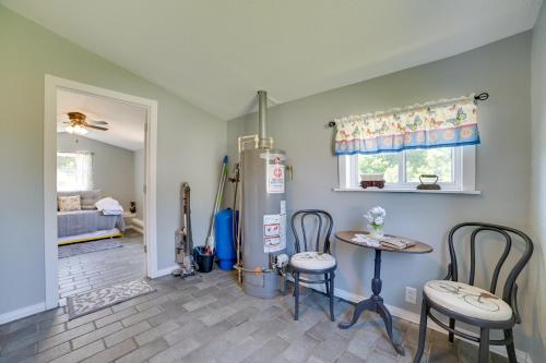 Ένα ή περισσότερα κρεβάτια σε δωμάτιο στο Pet-Friendly Frederic Home All-Season Adventure!