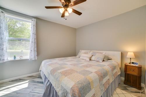 Ένα ή περισσότερα κρεβάτια σε δωμάτιο στο Pet-Friendly Frederic Home All-Season Adventure!