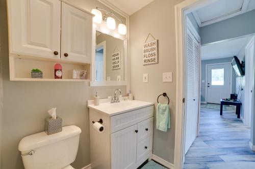 Ένα μπάνιο στο Pet-Friendly Frederic Home All-Season Adventure!
