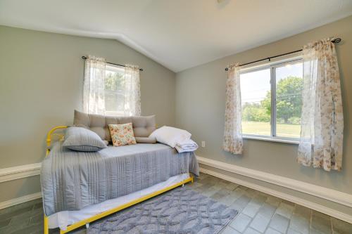 Ένα ή περισσότερα κρεβάτια σε δωμάτιο στο Pet-Friendly Frederic Home All-Season Adventure!