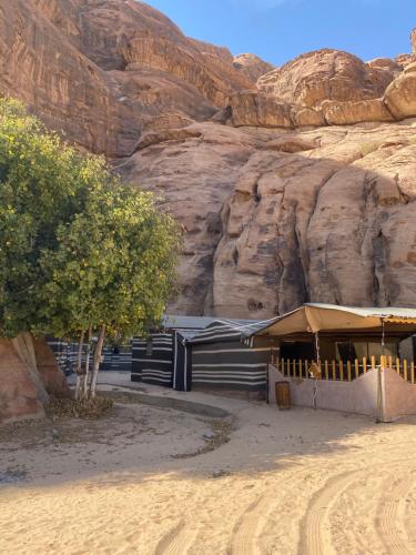 un edificio en el desierto al lado de una montaña en Fig Tree Eco Camp, en Disah