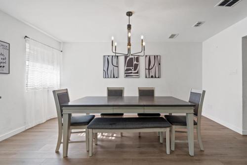 Gallery image of hot tub and Event Open Luxury Home Fits 16 plus in Dallas