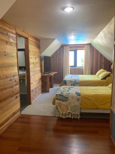 Ένα ή περισσότερα κρεβάτια σε δωμάτιο στο Hostal Tour Pucon