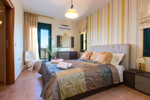 Ένα ή περισσότερα κρεβάτια σε δωμάτιο στο Diamantis Villa, Serene Oasis with SeaViews, By ThinkVilla