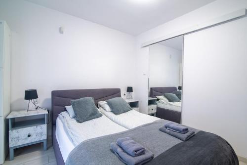 a bedroom with two beds and a large mirror at Studio I Pokoje I Pokoje z łazienkami in Gdańsk