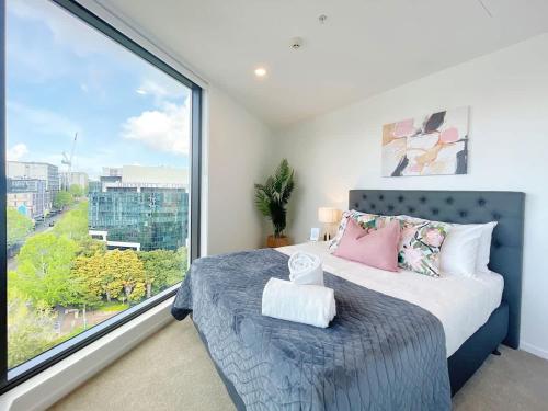 Ένα ή περισσότερα κρεβάτια σε δωμάτιο στο Designed Parkside Penthouse 2Beds & 2Baths - Pool Gym