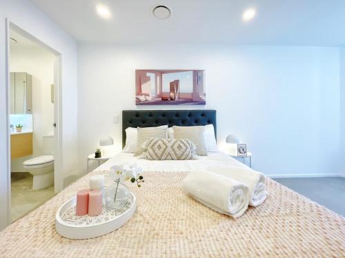 Ένα ή περισσότερα κρεβάτια σε δωμάτιο στο Designed Parkside Penthouse 2Beds & 2Baths - Pool Gym