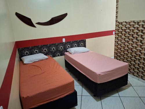Katil atau katil-katil dalam bilik di hotel Pousada Gomes