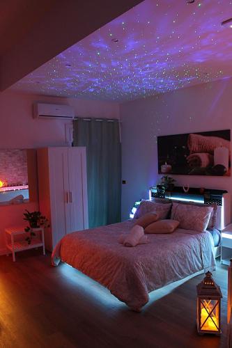 a bedroom with a bed with stars on the ceiling at Residenza Noè in Antica Villa - Suite & Spa in Fisciano