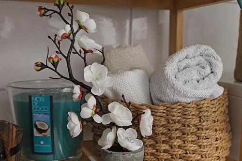 a basket filled with towels and a plant on a table at Residenza Noè in Antica Villa - Suite & Spa in Fisciano