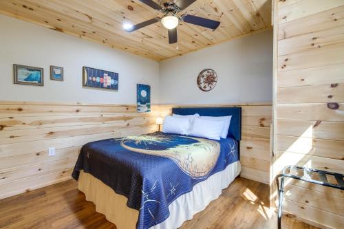Un dormitorio con una cama con ventilador de techo. en Near Hiking and Biking Newport Cabin in the Smokies, en Newport